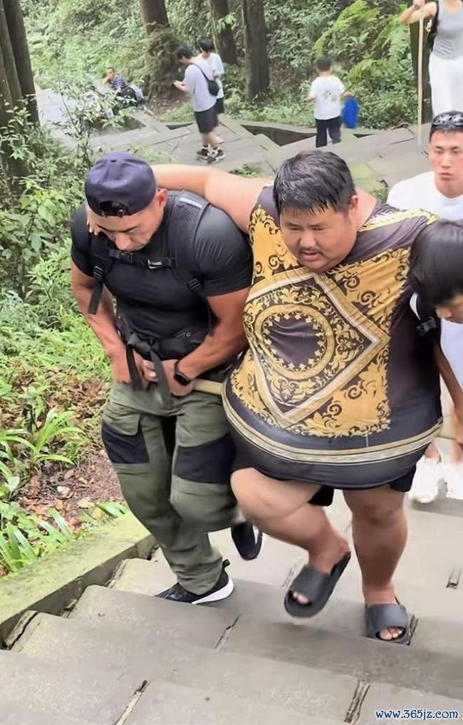网红良子爬山被两人用竹竿抬肚子