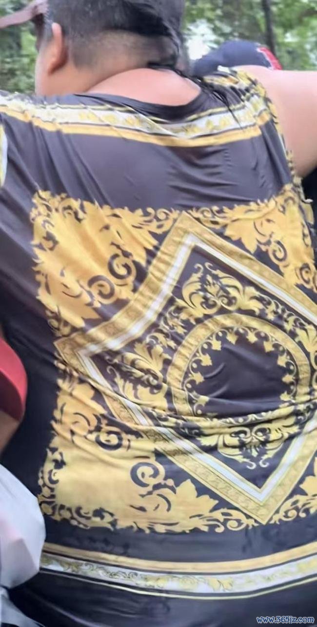 网红良子爬山被两人用竹竿抬肚子 减肥路上的“战友情”